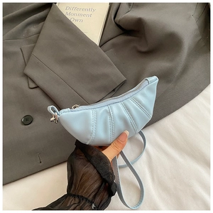 Detailansicht der hellblauen Croissant-Tasche aus Plissee-Kunstleder mit Reißverschluss