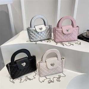 Gesteppte Rauten-Kettentasche in Silber, Rosa, Schwarz und Weiß mit Herz-Drehverschluss