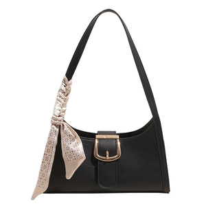 Sac baguette noir motif crocodile avec boucle dorée et foulard en soie décoratif élégant
