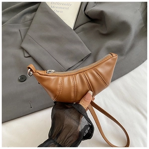 Detailansicht der braunen Croissant-Tasche aus PU-Leder mit Falten und Silber-Reißverschluss