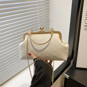 Borsa vintage beige con chiusura a scatto, manico in oro e tracolla a catena fine