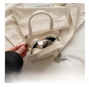 Détail de la capacité interne du mini sac en forme de cœur pour rouge à lèvres et maquillage