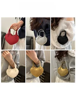 Vues détaillées du sac à main en forme de cœur avec chaîne en métal et plusieurs couleurs