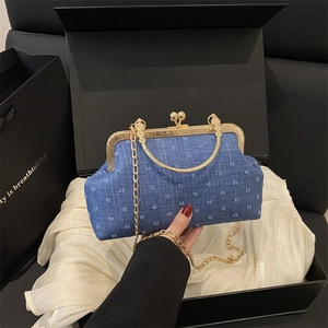 Elegante borsa a conchiglia in denim blu con finiture dorate e catena in scatola regalo