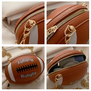 Detailansicht der Rugby-Zylindertasche aus strukturiertem Leder mit goldener Kette