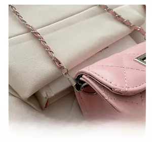 Détail du crochet en métal argenté et de la bandoulière en cuir rose matelassé