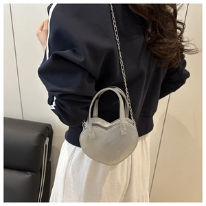 Mini sac à bandoulière argenté en forme de cœur avec finition métallique et gaufrage