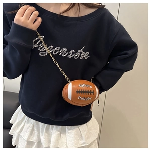 Detailansicht einer kreativen Rugby-Mini-Umhängetasche mit goldener Kette und Reißverschluss