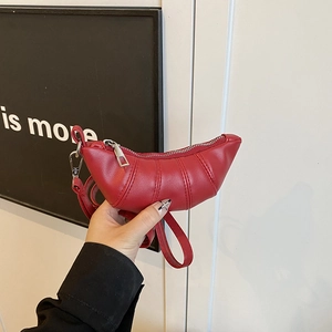 Moderne rote Croissant-Umhängetasche aus gestepptem PU-Leder, von Hand präsentiert