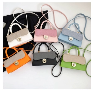 Vue à plat de petits sacs carrés en six couleurs avec des fermoirs métalliques chics