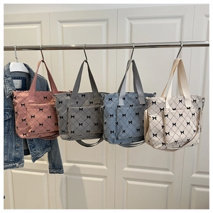 Détail de quatre sacs cabas en velours côtelé avec motifs rubans et texture matelassée