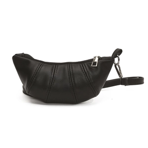 Borsa a mezzaluna nera minimalista in pelle testurizzata con cuciture verticali e zip in metallo