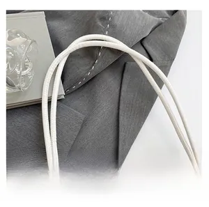 Gros plan sur la poignée confortable en cuir PU blanc d'un sac minimaliste