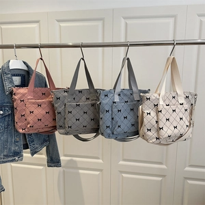 Sac fourre-tout en velours côtelé avec broderie de nœud en rose, gris, bleu et beige