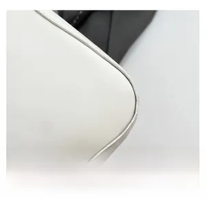 Détail de sac en cuir PU blanc montrant des coutures soignées et une texture lisse