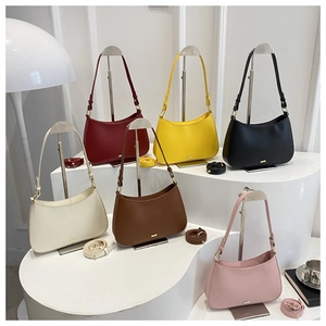 Sacs demi-lune minimalistes présentés en six couleurs sur des socles blancs élégants