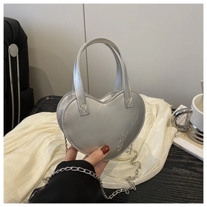 Sac à main argenté en forme de cœur avec texture cuir PU et relief artistique élégant