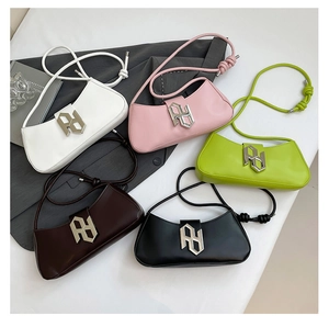 Sacs demi-lune colorés en simili cuir avec boucles géométriques en métal argenté