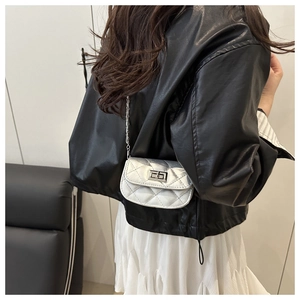 Détail du mini sac bandoulière argenté matelassé avec chaîne et fermoir métallique