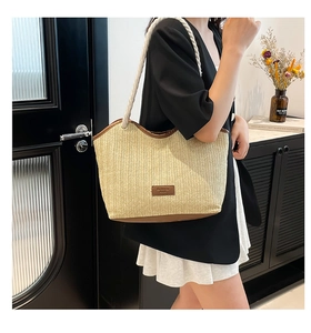 Vue détaillée d'un grand sac cabas en paille avec poignées en corde et bordure brune
