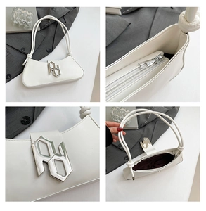 Détails du sac sous le bras en similicuir blanc avec boucle argentée et bandoulière nouée