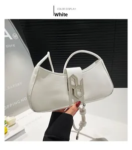 Détail du sac bandoulière blanc en PU avec boucle géométrique argentée de style moderne