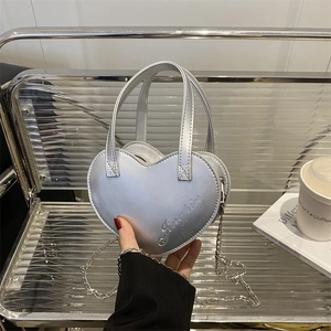 Sac à main argenté en forme de cœur avec finition métallique et bandoulière