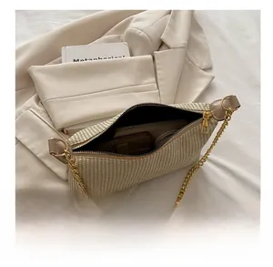 Vue détaillée de l'intérieur du sac oreiller tressé beige montrant la capacité de rangement