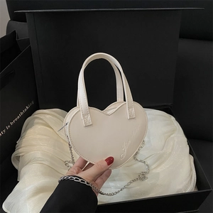 Sac à main en forme de cœur crème avec poignée et bandoulière chaîne argentée