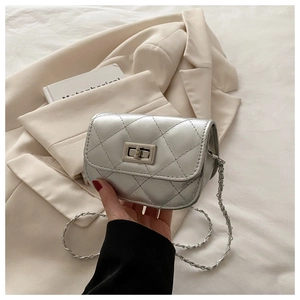 Vue détaillée du mini sac argenté matelassé avec finition métallisée et fermoir