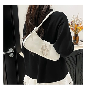 Zijaanzicht van witte lederen hobo-tas met zilveren RH metalen gesp op een model