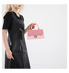 Vue détaillée du sac carré rose avec rabat tressé et fermoir élégant en métal doré