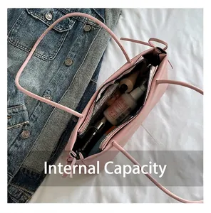 Detailansicht des Innenlebens der rosa minimalistischen Unterarmtasche
