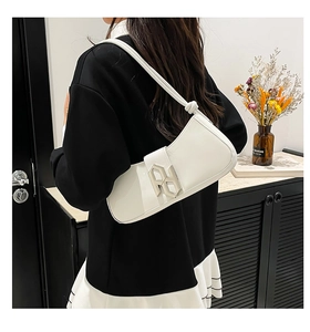 Détail du sac porté épaule blanc en PU avec boucle géométrique argentée sur modèle