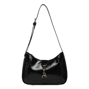 Borsa hobo nera lucida con chiusura a moschettone dorata e tracolla regolabile