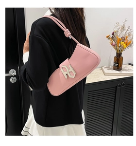 Détail du sac sous le bras en cuir PU rose avec boucle argentée et bandoulière nouée