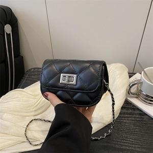 Mini sac à chaîne matelassé noir chic avec fermoir rotatif argenté et bandoulière