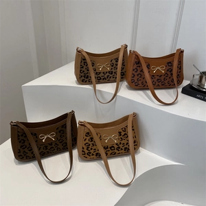 Sac sous le Bras pour Femmes avec Imprimé Léopard et Nœud en Métal Sac Baguette en Cuir PU Sac à Épaule Mode Décontracté