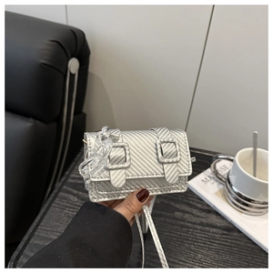 Detail of silver mini crossbody bag with carbon fiber texture and acrylic chain