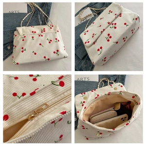 Détails du sac bandoulière en velours côtelé à motif cerise et grande capacité interne