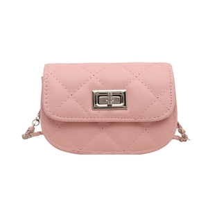 Mini sac bandoulière rose matelassé élégant avec fermoir rotatif argenté et chaîne