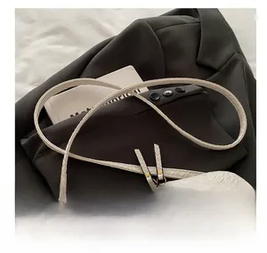Gros plan du sac blanc à texture crocodile avec des boucles en métal doré chic