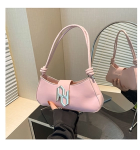 Détail du sac à bandoulière rose en PU avec boucle argentée et poignée à nœud élégante