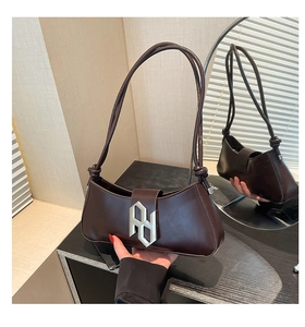 Gros plan sur le sac baguette en PU marron foncé avec boucle logo en métal argenté