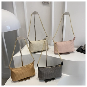 Détails de sacs portés épaule tissés en quatre couleurs avec bandoulières dorées