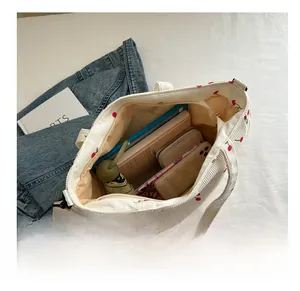 Vue de dessus du grand sac cabas en velours côtelé avec motif cerise et intérieur spacieux