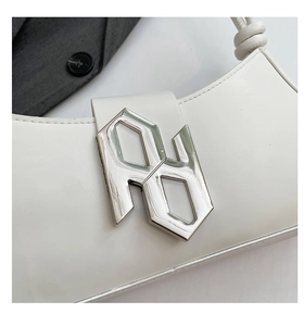 Gros plan du sac à bandoulière en cuir PU blanc avec boucle géométrique en métal argenté