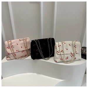 Détails de sacs cabas en velours côtelé rose, noir et beige avec motifs cerises et chaîne