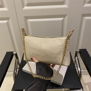 Sac bandoulière chic en paille tressée beige avec chaîne dorée pour les vacances d'été