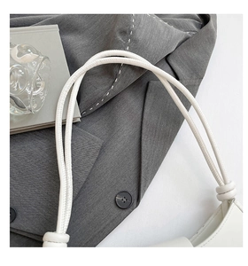 Détail du sac à bandoulière en cuir PU blanc avec sangle et nœud décoratif